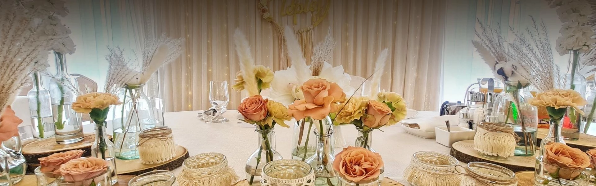 stół ozdobiony kwiatami